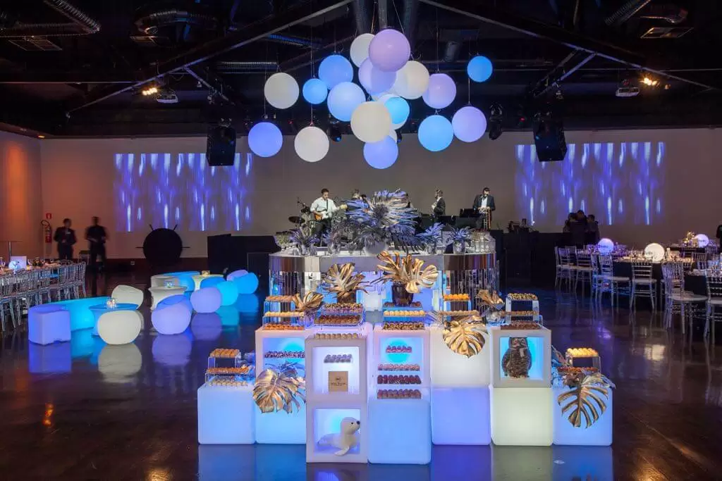 lounges led com puffs e esferas