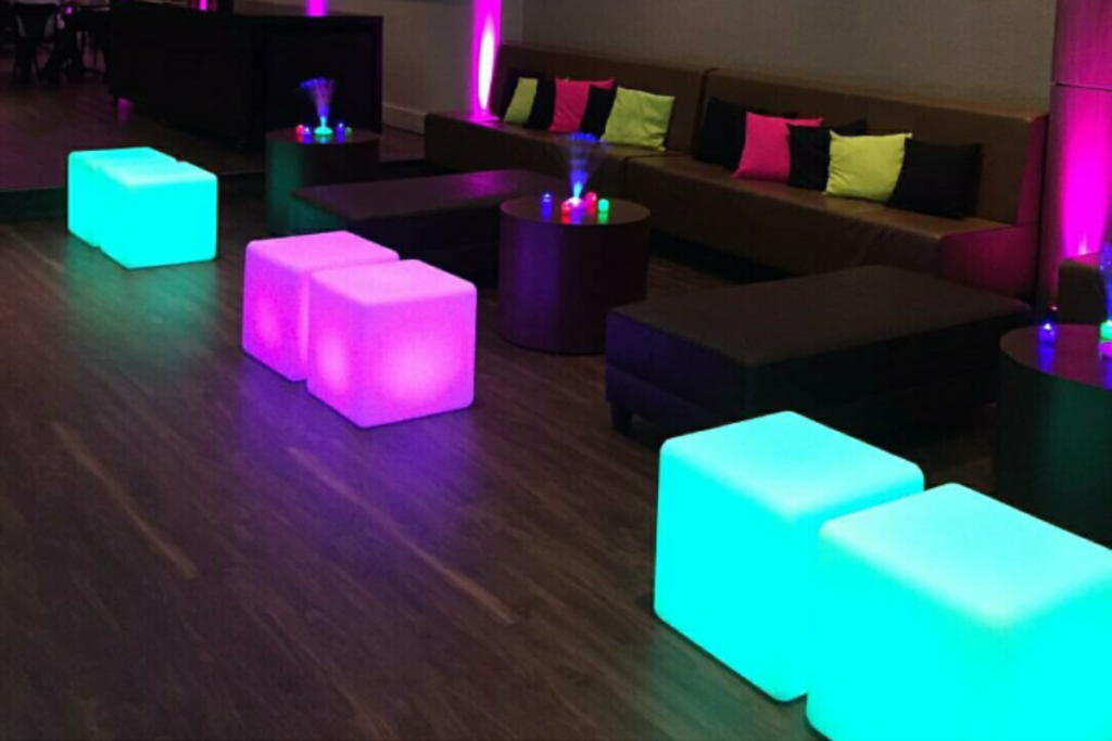 O puff led é um ótima opção para eventos em neon
