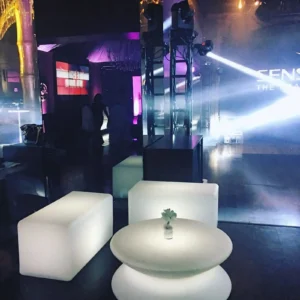 mesa de led baixa em lounge